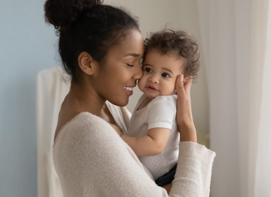 mãe preta com bebe
